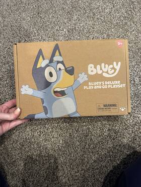 Bluey 17189-0003/11-r0 Deluxe Play And Go Playset Collector Case With Figures Accessories