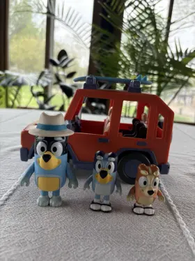 419hlr Bluey Multicolor Family Car Playset Boxed With Figures Hat Surfboards Red