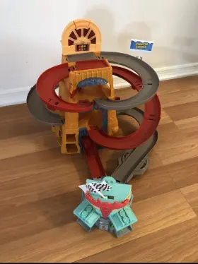 L9833 Disney Pixar And Car Toys Playset. Radiator Springs Mountain Race