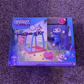 Fingerlings 8464/ag13 Monkey Bar Playset Liv Character Battery Powered Interactive Toy