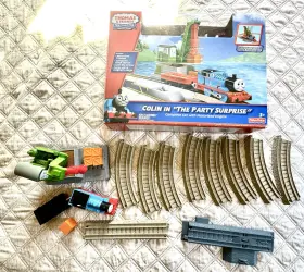 R9491 Fisher-price Thomas And Friends Trackmaster Colin In Inch The Party Surprise Set Discontinued Euc