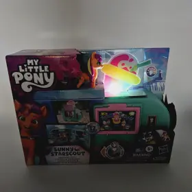 Hasbro 010996101730 My Little Pony Playset Sunny Starscout Smoothie Truck Set New Gift Lights Up