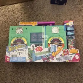 Hgt07 Hot Wheels Skate Boombox Skatepark Playset Fingerboard And Shoes 2024 Mattel
