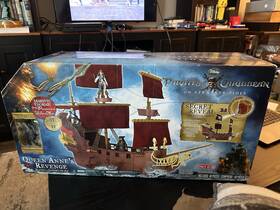 Jakks Pacific 30668 Pirates Of The Caribbean Queen Annes Revenge Playset Boxed