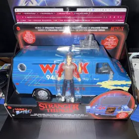 Stri0073-092625-gc Jazwares Stranger Things Steve Squawk Van Playset With Action Figure