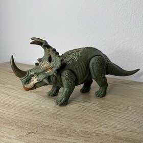 Jurassic World Hbx34 Sound Strike Sinoceratops Medium Dinosaur Figure Movable Joints
