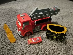 Gph80 Mattel Complete Disney Cars Stunt And Splash Red Firetruck Playset