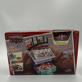 Mattel M6003 Cars Flos V8 Caf Playset Lightning Mcqueen Spinning Turntable Gas Pumps