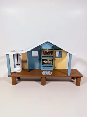 17551 Moose Toys Bluey Beach Cabin Playset No Accessories
