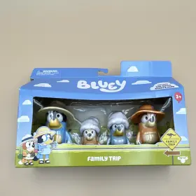17654-00 Moose Toys 17654-00/03/11-r0 Bluey Family Trip Action Figure Playset Dad Bingo Mum
