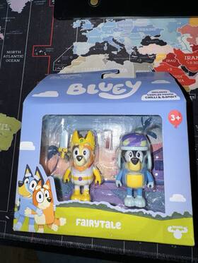Moose Toys 630996179741 Bluey Fairytale Cosplay Young Chilli And Bandit Playset Figures