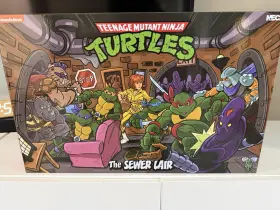 Xn54298 Neca Teenage Mutant Ninja Turtles Sewer Lair Tv Room Playset