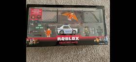 Roblox Rob0085 Most Wanted Sheriff Vehicle Playset 17pc With Exclusive Virtual Codes