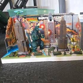 Trendmasters 36438 Godzilla Attacks Ny Giant Playset
