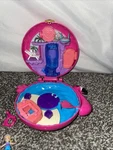 Mattel FRY38 Polly Pocket World Game Set One Doll Missing Arms Used. Price: $9.49.