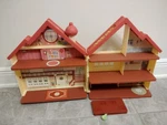 Bluey Moose Large Folding Dollhouse Ultimate Lights Sounds Playhouse Playset Used. Price: $24.79.