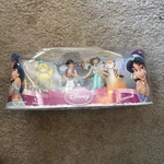Disney Store Aladdin Figurine Playset 7 Figures Jasmine, Sultan, Jafar, Genie +! New. Price: $50.00.